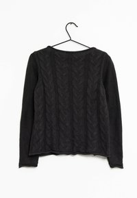 Maglione nero lavorato a maglia appeso a un gancio, con un motivo a trecce testurizzato sul retro, scollatura arrotondata e maniche lunghe.