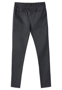 Jean noir slim avec cinq poches et fermeture bouton, posé à plat sur un fond blanc.