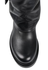 Czarny skórzany but z gładkim wykończeniem i okrągłym noskiem, charakteryzujący się lekkim opadaniem u góry oraz kontrastowym przeszyłaniem wzdłuż podeszwy.