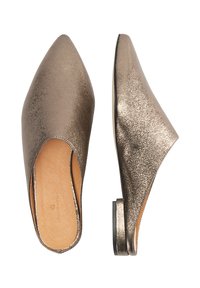 Metallic bronzen instapschoenen met een spitse neus, een gestructureerde bovenkant en een lage stapelhoeheel. Gladde binnenvoering.