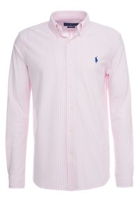 Camicia button-up rosa chiaro con sottili righe verticali bianche, maniche lunghe e un piccolo logo blu sul lato sinistro del petto.