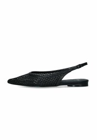Pantofole slingback in rete nera con punta a forma di cono, caratterizzate da un design intrecciato e un tacco flat, che offrono una struttura leggera e traspirante.