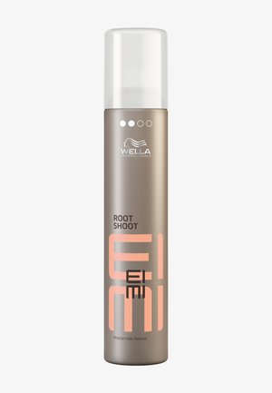 Wella Professionals Root Shoot mousse radice precisa in un alto flacone spray beige con tappo bianco e testo rosa.