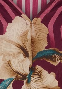 V-halskjole med en bordeaux baggrund og lyserøde striber, store beige blomster mønstre og turkise accenter på bladene. Blød stofstruktur.