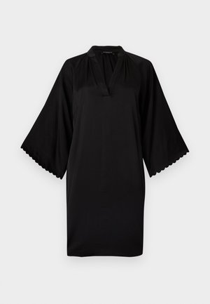 Vestito nero al ginocchio con ampie maniche smerlate e scollo a V su sfondo uniforme.