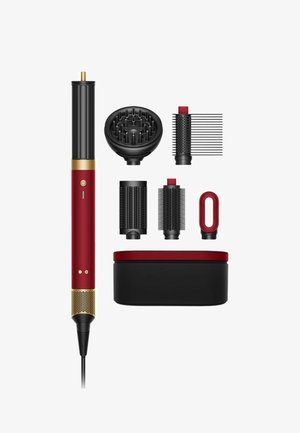 Rødt og sort hårstylingværktøj med seks aftagelige tilbehør, inklusive børster, diffuser, kam og en opbevaringsæske.