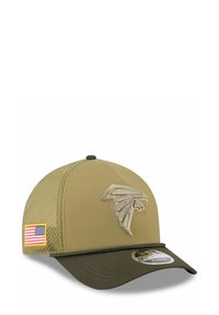 Khaki-Baseballkappe mit runder Krone und flachem Schirm, versehen mit einem erhabenen gestickten Logo und einem Patch mit der amerikanischen Flagge an der Seite.