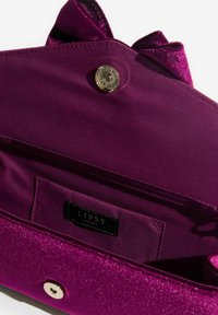 Atvērta violeta spīdumu vakara soma ar iekšējo auduma oderi, nelielu kabatu ar melnu "Lipsy London" etiķeti un sudraba magnētiskās aizdares slēdzi.