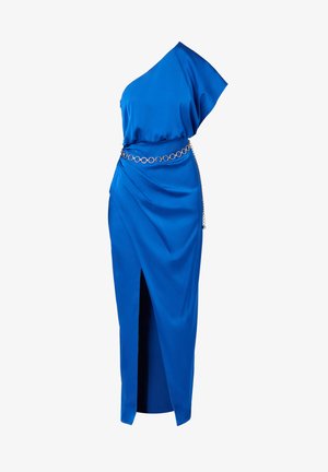 Robe en satin bleu à une épaule avec une fente haute sur la cuisse, taille drapée et ceinture en chaîne argentée.