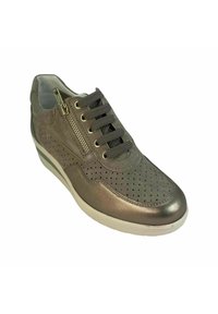 Sneaker di colore marrone metallico con tomaia perforata, allacciatura frontale, zip laterale e suola imbottita. Presenta una texture liscia e una suola chiara a contrasto.