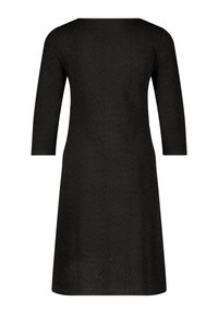Robe noire longueur genou avec manches trois-quarts et motif chevron subtil en texture.