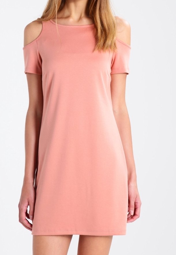 Sukienka z krótkim rękawem i odkrytymi ramionami w miękkim brzoskwiniowym materiale. Gładka tekstura, luźny krój, okrągły dekolt i długość do połowy uda.