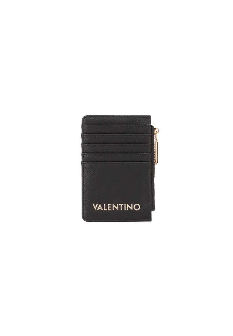 Porta carte in pelle nera con sei scomparti per carte, tasca con cerniera e logo "VALENTINO" dorato sul davanti in basso. Texture liscia.