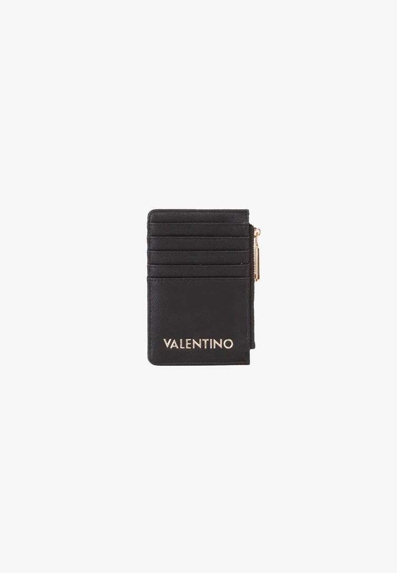 Porta carte in pelle nera con sei scomparti per carte, tasca con cerniera e logo "VALENTINO" dorato sul davanti in basso. Texture liscia.
