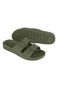 Olivengrønne slide-sandaler med to justerbare spænder, lavet af blødt materiale, med en struktureret sål og en glat fodseng.