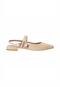 Beige suède slingback schoen met een spitse neus, twee verstelbare banden en een lage blokhak. Gladde textuur en minimaal design.