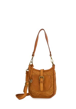 Hellebraune Leder-Crossbody-Tasche mit geflochtenem Textur, verstellbarem Riemen, Schnallendetail und glatter Fläche. Verfügt über goldfarbene Hardware-Akzente.