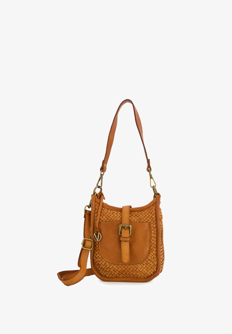 Koniakowa torebka typu crossbody z plecioną teksturą, regulowanym paskiem, detalem klamry i gładką wstawką. Posiada akcenty z metalowych elementów w kolorze złotym.