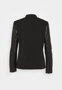 Svart jacka med skräddarsydd design, tillverkad av tyg och blanka läderärmar. Inga synliga knäppningar, rena linjer och en strukturerad form.