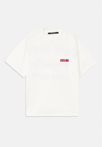 Biela bavlnená tričko s okrúhlym výstrihom, krátkymi rukávmi a červeným logom "KSUBI" vyšitým na ľavej strane hrude. Mäkkučký materiál.