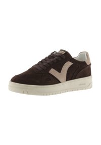 Sneaker in camoscio marrone con un accento di camoscio marrone più chiaro, punta rotonda, suola bianca spessa e design con lacci. Presenta perforazioni sulla punta.
