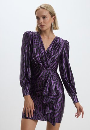 Abito in satin viola e nero con lunghe maniche a sbuffo, scollatura a V profonda, stile avvolgente e dettagli arricciati in vita e all'orlo.