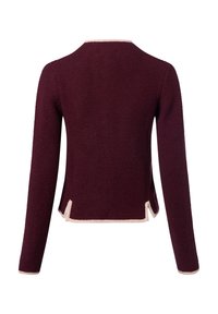 Burgunderfarbener Strickpullover mit rundem Ausschnitt, langen Ärmeln und einem kontrastierenden hellrosa Saum an der Unterseite und den Ärmeln, mit seitlichen Schlitzen.