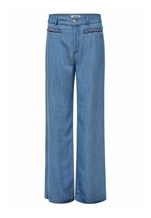 Vaqueros de pierna ancha azul claro con cremallera frontal, cierre de botón, dos bolsillos delanteros con detalles de cadena y trabillas para cinturón.