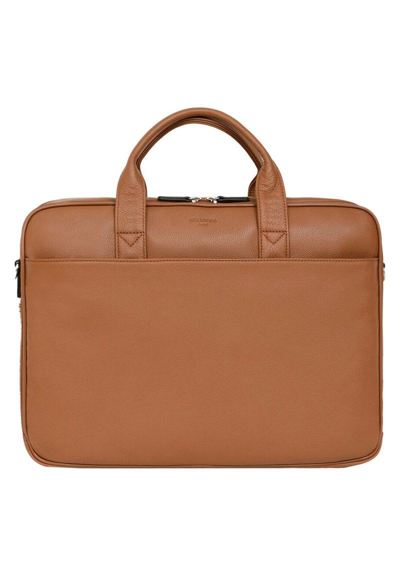 Bruine leren laptoptas met dubbele handvatten, een gladde textuur en een ritsluiting. Minimalistisch ontwerp zonder zichtbare logo's of versieringen.