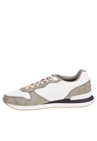 Sneaker met een witte mesh bovenkant en grijze suède accenten. Beschikt over beige veters, een zwarte zool en een textuurontwerp aan de zijkanten.