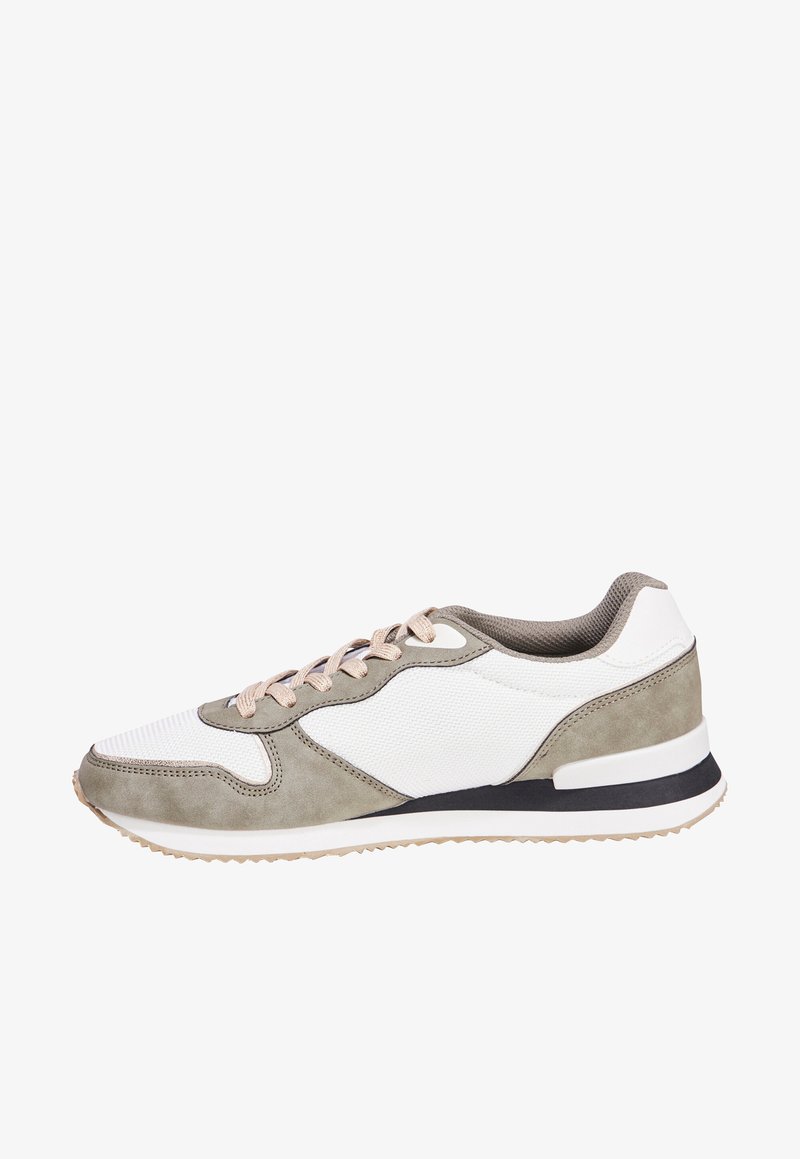 Sneaker met een witte mesh bovenkant en grijze suède accenten. Beschikt over beige veters, een zwarte zool en een textuurontwerp aan de zijkanten.