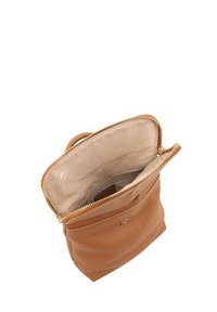 Tamarisk leren tas met een gladde textuur, ritssluiting en beige interieur. Inclusief een klein binnenzakje met rits en gestikte details.