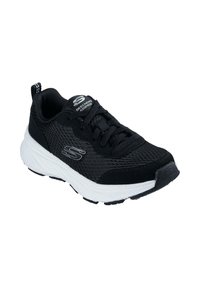 Zapatilla deportiva negra con parte superior de malla, diseño con cordones, entresuela blanca, suela exterior de goma texturizada y un logo en el lateral.