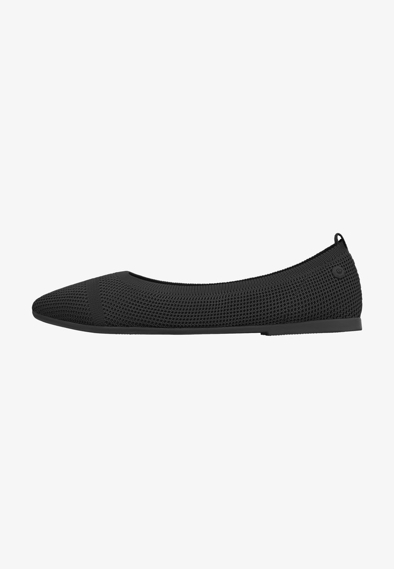 Ballerines en mesh noir avec un nez pointu, une tige texturée et une semelle en caoutchouc basse. Design léger avec des accents minimalistes.