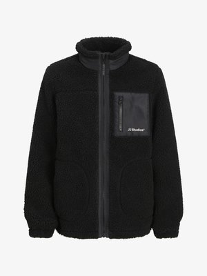 Crna flis jakna s visokim okovratnikom, prednjim patentnim zatvaračem i džepom na prsima od kontrastnog materijala. Sadrži teksturirane panele i bočne džepove.