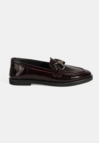 Bordeaux gepatineerde leren loafers met een gebandeerd krokodillenpatroon, ronde neus en decoratieve accenten in goudkleurig metaal. Vlakke zwarte zool.