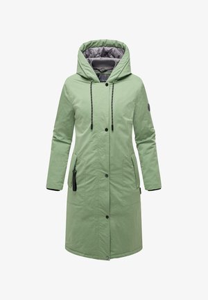 Parka verde, până la genunchi, cu glugă gri matlasată. Dispune de buzunare cu fermoar, capse frontale și un șnur pentru ajustarea fitului.