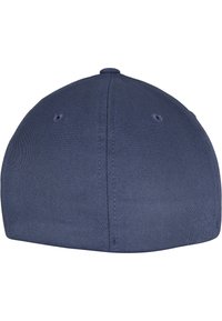 Căciulă de baseball de culoare albastru marin, cu o textură netedă, formă rotunjită și fără logo-uri sau elemente de design vizibile. Prezentă cusături și găuri de ventilație.