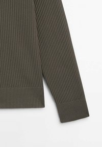 Ribbet sweaterærme i olivengrøn med struktureret stof, der har en tætsiddende manchet og et sømløst design nær kanten.