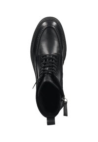 Zwarte leren veterschoenen tot de enkels met een dikke zool, gedetailleerde stiksels, zijrits en een trekband aan de achterkant, bekeken vanuit boven.