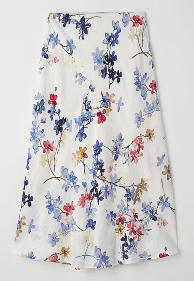 Blommig midikjol i lätt tyg; med blå, röda och gula blommor på vit bakgrund; något utställd design med detaljer vid fållen.