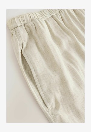 Pantaloni din in bej deschis cu talie elastică, având buzunare laterale și o suprafață texturată, prezentând pliuri moi și drapaj.