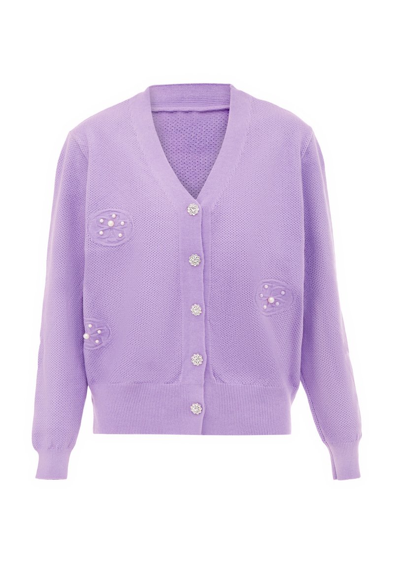 Cardigan lavanda con scollo a V, chiusura a bottoni, texture lavorata a maglia, accenti decorativi in perla e due tasche con design ricamato.