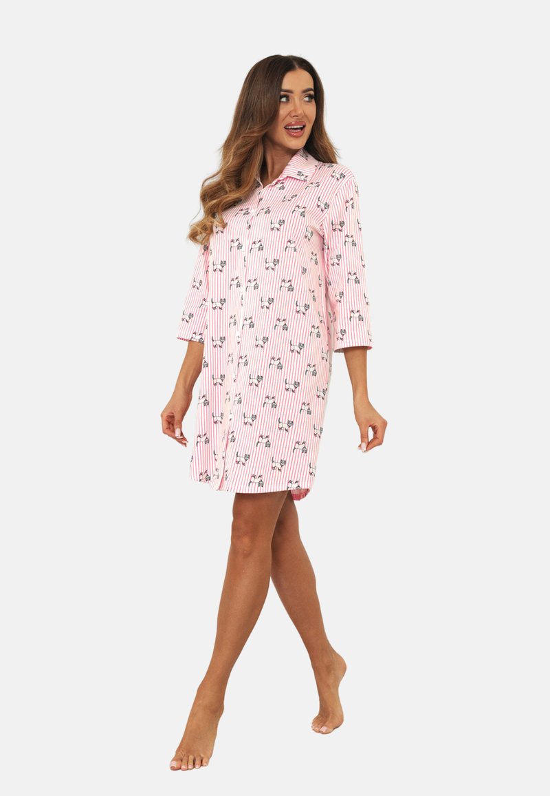 Różowa nocna sukienka w paski z kołnierzykiem, rękawami o długości trzy czwarte oraz wzorem małych kwiatków. Wykonana z miękkiej bawełny.