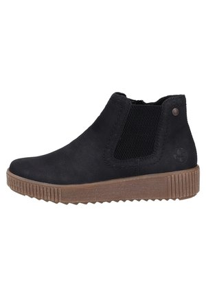 Sort ankelstøvle med tekstureret elastisk sidepanel, brun rillede sål, lynlås i ryggen og rund tå.