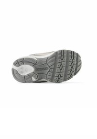 Grau-weiße New Balance Sportschuhsohle mit Profilmustern und Branding, präsentiert vor einem weißen Hintergrund.