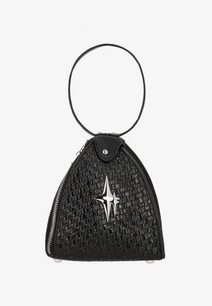 Czarna pleciona skórzana torebka o trójkątnym kształcie, z srebrnym logo w kształcie gwiazdy, zamknięciem na zamek błyskawiczny oraz okrągłą rączką. Detal w postaci teksturowanej powierzchni.