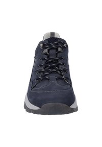 Námořnické modré sportovní boty s svrchní vrstvou ze semiše, šedými akcenty a texturovanou gumovou podrážkou. Obsahují polstrovaný jazyk, tkaničky a vyztužené očko.