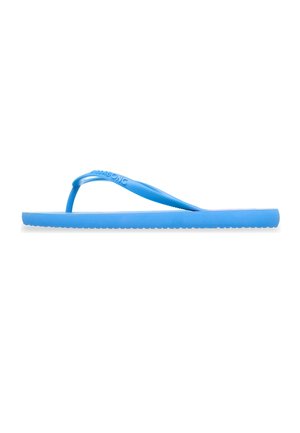 Blauwe rubberen teenslipper met een gestructureerde zool en een licht gebogen bandje over een effen achtergrond.