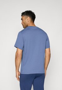 Herre kortærmet t-shirt i medium blå, lavet af blødt, let stof. Har en klassisk rund hals og en afslappet pasform.